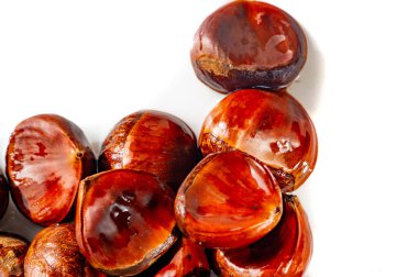 Karmaşık kestane ağaçlarıyla doğanın güzelliğinin tadını çıkar. Bu sezonun hediyelerini Chestnut Craft ile kutlayın. Bir aşk yolculuğuna çıkın ve doğayı takdir edin..