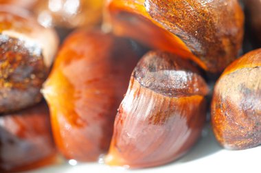 Sonbaharın sıcaklığını ve rahatlığını her lokmada hisset. Kızarmış kestanenin basit ama hoş tadını çıkarın. Zarif bir dokunuşla rahat bir atmosfer yaşayın. Nostaljik bir ziyafetin tadını çıkar.