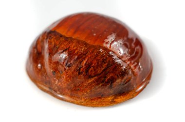 Kestane ağacının odak noktası olarak yetersiz gösterilen cazibesine tanık olun, pürüzsüz yüzeyi ve doğal tonları, doğal basitlik üzerine bir çalışma olan temiz beyaz arka plana karşıdır. Neşe Üzerine Nutl