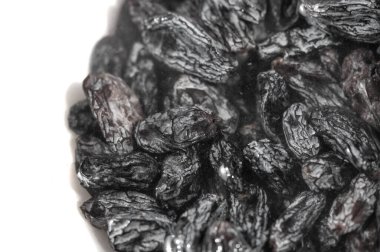 Siyah üzümlerin doğal tatlılığını hisset. Pişirme ve atıştırma için zengin doku ve lezzet seçenekleri. Yakından bakınca siyah kuru üzümlerin tadını ortaya çıkarıyor..