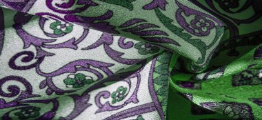 İpek kumaş, kraliyet baş harfleri, beyaz renk, kumaşta gök mavisi yeşili. Tasarımınız Orta Çağ ruhuyla doldurulacak. Desenli arkaplan deseni