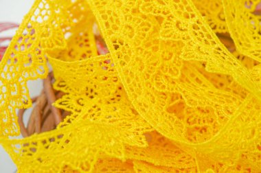 Sarı dantel kurdeleli her kıyafete renk katar. Bu modaya uygun sonu olan eski kıyafetlere yeni bir hayat ver. Giysileri ve aksesuarları dikmek ya da yapıştırmak kolay.