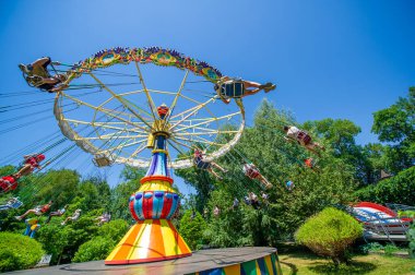 Oyun alanları ve piknik alanları olan aile parkı dinlenme ve açık hava aktiviteleri için güzel yeşil alanlar. Konserler, film geceleri ve yemek festivalleri gibi yaz etkinlikleri burada düzenlenir.