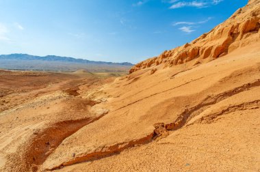 Red Boguty Dağları 'nın nefes kesici güzelliğini tecrübe edin. Sizi dehşete düşürecek panoramik görüntüler. Doğa severler ve fotoğraf meraklıları için ziyaret edilmesi gereken bir yer.