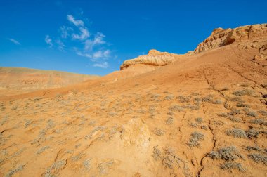 Gün batımında Red Bogut Dağları 'nın nefes kesici güzelliğinin tadını çıkar. Sakin çöl atmosferinde rahatla ve gevşe. Doğanın en canlı gölgelerine şahit olun..