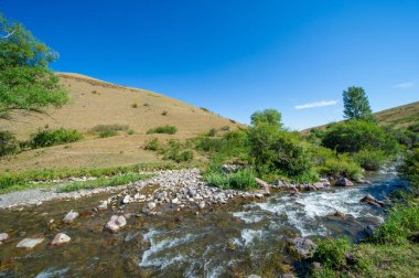 Dağ nehrinin görkemli güzelliğini hisset. Akan suyun fısıldadığı hikayeleri dinle. Eski büyü ve mucizelerle dolu bir maceraya atılmak..