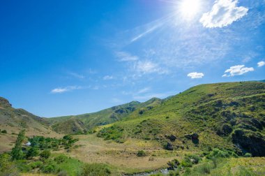 Zorlu araziyi ve nefes kesici manzaraları keşfedin. Dik yamaçları ve kayalık yolları dolaşın. Off-road macerasının heyecanını yaşayın..