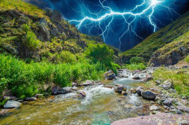 Doğanın güzelliğinin huzurunu hisset. Engebeli kanyondan geçen nehri izle. Etrafındaki dağların huzurunu hisset.