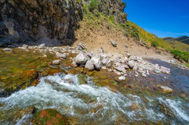 Muhteşem kayalık kanyondaki doğanın huzur veren güzelliğinin tadını çıkar. Nehrin dağların kalbinden zarifçe akışını izle. Doğanın nefes kesici manzarasının huşu ve merakını hisset..