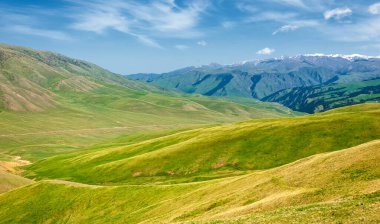Dağlarda yaz. Dağlar hem bir yolculuk hem de bir hedeftir. Bizi yamaçlarına tırmanmaya, kanyonlarını keşfetmeye ve zirvelerine tırmanmaya zorluyorlar..