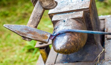 Demircilik bir sanattır. Bir kırmızı-sıcak çelik çubuğu çekiçle ezmek ya da keskiyle kesmek bir insanın tüm fiziksel varlığının katılımı gerektiriyor..