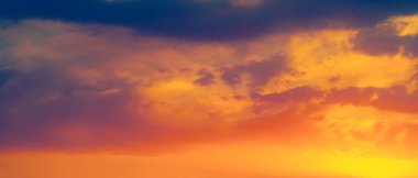 Gökyüzü, bulutlar hayatıma yağmur veya fırtına getirmek için değil günbatımı gökyüzüne renk katmak için giriyor. Güneş her zaman bulutların üzerinde parlar.