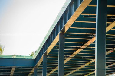 Çelik ve cam tentelerle çarpıcı mimari tasarımlar yaratmak modern ve gösterişli tente tasarımları ile binaları dekore etmek hem gölge ve koruma sağlar hem de zarafet katar