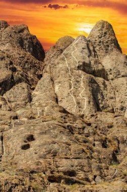 İşaretli taşlarla tırmanma becerilerini geliştir. Beyaz çizgi antrenman yapmanın en iyi yolunu gösteriyor. Hem yeni başlayanlar hem de deneyimli tırmanışçılar için idealdir..