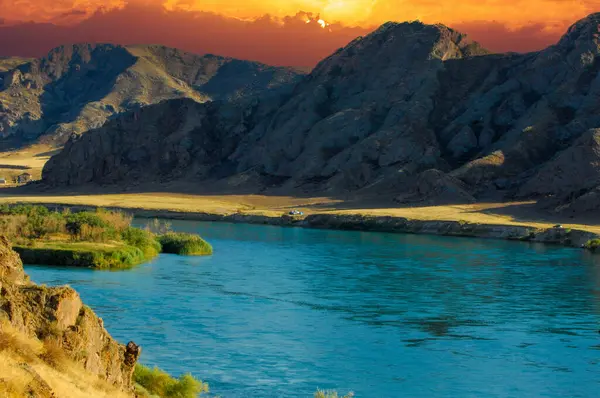 Nehir boyunca heyecanlı bir maceraya atılmak. Dağların ve manzaraların çarpıcı güzelliğini keşfedin. Hızlı rafting deneyimi yaşayın. Yol boyunca saklı mücevherleri keşfet..