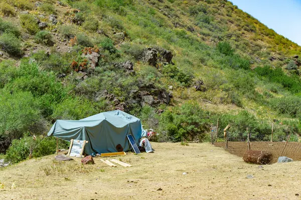 Dağ yolunda off-road sürmenin heyecanını yaşayın. Engebeli araziyi ve çarpıcı manzaraları keşfedin. Sürüş becerilerinizi doğal ortamda test edin.