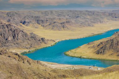 Nehrin ve mavi sularının güzelliğinin tadını çıkar. Sakin sularda rahatla ve rahatlatıcı sesleri dinle. Nehir kıyıları boyunca eşsiz kaya oluşumlarını keşfedin..