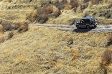 Güvenilir bir araçla engebeli araziyi keşfet. Uzak bölgelerdeki off-road maceralarını tecrübe edin. Kolayca ve güçle dik dağ yollarına tırman..