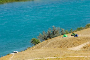 Sıcak yaz günleri için ferahlatıcı ve serin su. Bozkırda akan bir nehrin doğal güzelliği. Yüzmek ya da su kenarında dinlenmek için ideal bir yer..