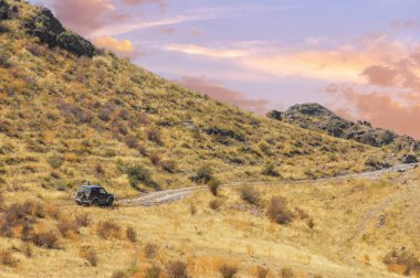 Nefes kesici manzaralarda araba sürmenin heyecanını yaşayın. Açık yolların ve temiz dağ havasının özgürlüğünü hisset. Aracınızın kapasitesine güvenerek zorlu araziyle mücadele edin..