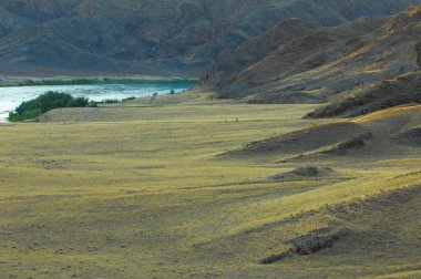 Kayalık kayalıklarla bozkırların güzelliğinin tadını çıkar. Nefes kesici manzarada akan sakin bir nehrin tadını çıkar. Ufku boyayan canlı ve renkli bir günbatımına tanık olun..