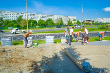 10.08 Rusya Chelny İnşaat Ekibi kaldırımlar için kaldırım kaldırımı inşa ediyor kaldırımlar için beton ve çimento kullanılıyor