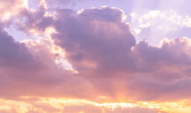 Gün batımının bulutları romantizm. Hiçbir bulut o kadar karanlık değildir ki sonunda güneş içinden geçemez..