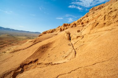 Doğanın ateşli başyapıtına tanık olun. Güneş, Kızıl Boguty Dağları 'nın ardında veda ediyor. Çöl Rüyaları