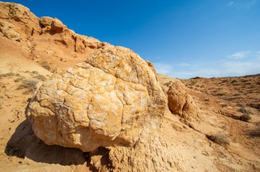 Red Boguty Dağları 'nın arkasında nefes kesici bir günbatımının tadını çıkar. Kendini doğanın ateşli başyapıtının güzelliğine daldır. Kendinizi Çöl Rüyaları 'nın büyülü atmosferine daldırın.