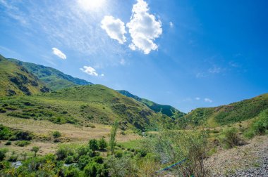 Dağlık toprak bir yolun engebeli arazisini keşfedin. Off-road ve bisiklet turlarıyla kendinizi zorlayın. Yol boyunca nefes kesen doğa manzarasının tadını çıkar..