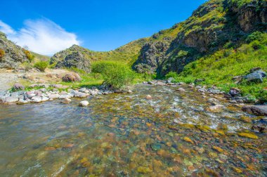 Nehir boyunca doğanın huzurlu güzelliğinin tadını çıkar. Etrafı görkemli dağlarla çevrili kayalık bir kanyonda dolaş. Nehrin huzurlu akışına kapıl.