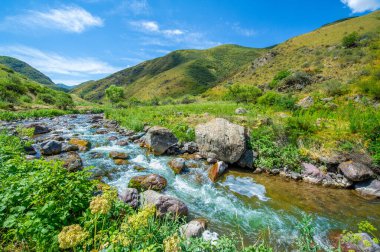 Nehrin sakin akışını görkemli bir kanyonda hissedin. Kayalık araziyi keşfederken kendinizi doğanın güzelliğine daldırın. Etrafını saran dağların huzurlu sükunetini hisset..