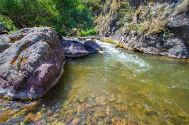 Kayalık kanyonda nehrin huzurlu akışının tadını çıkar. Etrafını çevreleyen dağların doğal güzelliğinin tadını çıkar. Her dönemeçte hayranlık uyandıran görüntüler.
