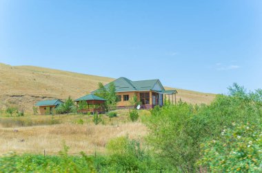 Yazın eteklerin ve görkemli dağların güzelliğini keşfedin. Çarpıcı manzaraların ve açık hava maceralarının tadını çıkar. Yürüyüşün, kamp kurmanın ve aile ve arkadaşlarla doğa yolculuklarının tadını çıkarın..