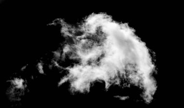 Siyah arkaplanda beyaz bulutlar var. Tasarımcı için malzeme