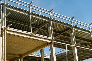 10 08 2014 Rusya Chelny Dayanıklılık ve dayanıklılık için güçlendirilmiş beton kullanımı endüstri ve inşaat yasalarına uygunluğu site hazırlığını içerir. İş için. Takviye. Dök ve iyileştir.