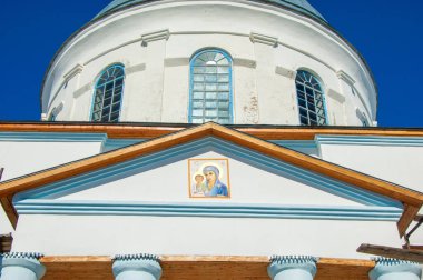 Ortodoks Kilisesi geleneklerine göre Paskalya bayramının kutlanması için oruç tutmak ve kilise ayinlerine katılmak gerekir. Yeni hayatı sembolize eder. Yenilenme ve umut. Özel ilahiler, dualar ve ayinlerle kutlanır..