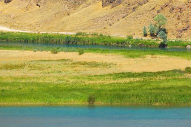 Sıcak yaz aylarında ferahlatıcı bir su kaynağı. İçmek ve yıkanmak için şeffaf ve temiz nehir suyu. Akan nehrin sesi sakin bir atmosfer yaratır..