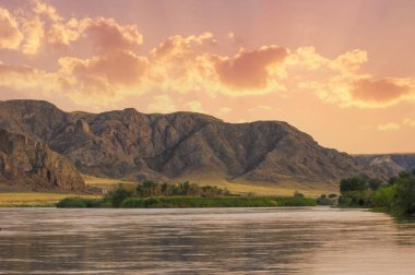 Bozkırın nefes kesici güzelliğinin tadını çıkar. Sersemletici uçurumlar ve dolambaçlı nehirler gibi gizli hazineleri keşfedin. Vahşi doğada gün batımının dramatik renklerine tanık olun..