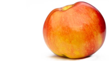 Beyaz arka planda elma. Elmalar bir sürü besin kaynağı olan gevrek meyvelerdir..