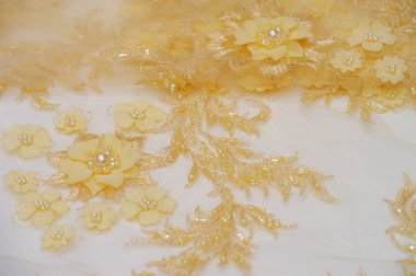 Çeşitli tasarım projeleri için altın sarısı dantel dokular. Kartpostallar için arka plan olarak kullanılabilir. Posterler. Dokular. Ve duvar kâğıdı. Karmaşık çizgileri olan eski dantel desenli bir örnek.