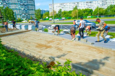 10.08 Rusya Chelny İnşaat Ekibi kaldırımlar için kaldırım kaldırımı inşa ediyor kaldırımlar için beton ve çimento kullanılıyor