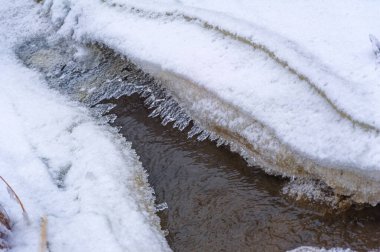 Nehir kışın donar. Kış beni düşündürüyor. Güneş daha sonra doğup daha erken batarken nehirde geçirebileceğiniz saatler kısalıyor..