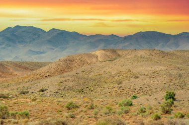 Red Boguty Dağları 'nda çarpıcı bir günbatımının tadını çıkarın. Doğanın şaheserinde bir renk senfonisi deneyimleyin. Bu nefes kesici alanda canlı ateş efektleri yakala.