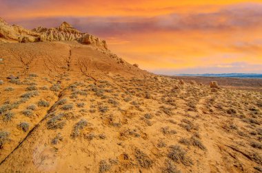 Gün batımında Red Bogut Dağları 'nın nefes kesici güzelliğinin tadını çıkar. Sakin çöl atmosferinde rahatla ve gevşe. Doğanın en canlı gölgelerine şahit olun..