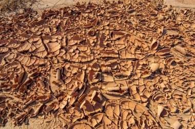 Doku. Çöl kumla boyandığında Kızıl Kumul 'un görkemli dansına tanık olun! Güneşle ıslanmış bu kum tepeciğinin büyüleyici dokularını ve canlı renklerini tecrübe edin.,