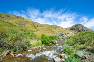 Doğanın güzelliğinin huzur dolu sükunetini hisset. Görkemli kanyonu keşfedin ve nehir boyunca saklı mücevherler bulun. Kendini dağların ve akan suların büyüleyici manzarasına daldır..