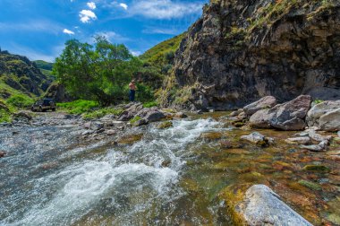 Kayalık kanyondaki doğal güzelliğin tadını çıkar. Nehrin dağların kalbinden zarifçe akışını izle. Bu manzaralı yolculukta muhteşem manzaralar sizi bekliyor..
