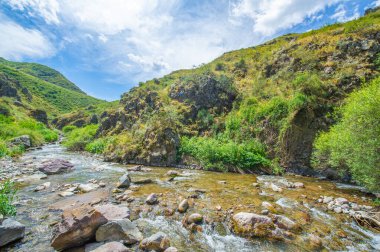 Kayalık kanyondaki doğal güzelliğin tadını çıkar. Kendini nehrin huzurlu akışına bırak. Etrafındaki çarpıcı dağ manzarasının tadını çıkar..