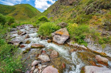Doğanın dingin güzelliğinin tadını çıkar. Nehrin kayalık kanyonda nasıl zarifçe aktığına bakın. Dağların sükunetini ve huzurunu hisset..